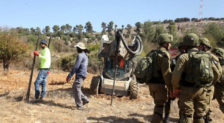مستوطنون يشقون طريقا استعماريا غرب الخليل