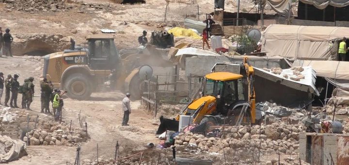 الاحتلال يهدم منزلا في قرية الديرات جنوب الخليل