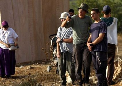 مستوطنون يهاجمون المزارعين ويجبرونهم على مغادرة أراضيهم شرق رام الله