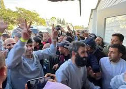 وصول 3 أسرى محررين إلى مستشفى شهداء الأقصى وسط القطاع