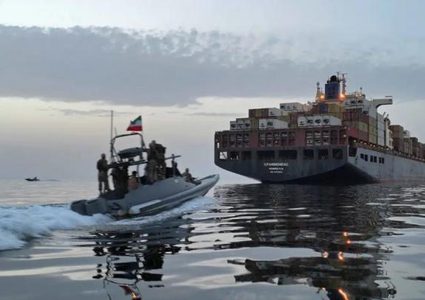 مصدر عسكري إيراني ينفي استهداف زوارق للحرس الثوري: 5 شهداء بقصف زورقين مدنيين