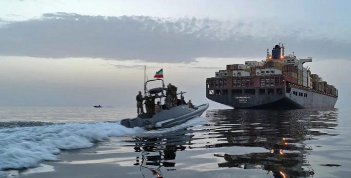 مصدر عسكري إيراني ينفي استهداف زوارق للحرس الثوري: 5 شهداء بقصف زورقين مدنيين