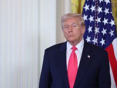 ترامب: على طهران رفع الراية البيضاء والاستسلام
