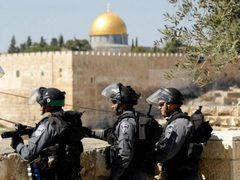 قوات الاحتلال تبعد موظفا في أوقاف القدس عن "الأقصى" لستة شهور