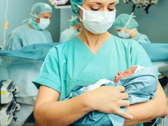اليوم العالمي للقابلات: القبالة بين الرسالة الإنسانية والتحديات الصحية في فلسطين