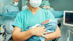 اليوم العالمي للقابلات: القبالة بين الرسالة الإنسانية والتحديات الصحية في فلسطين