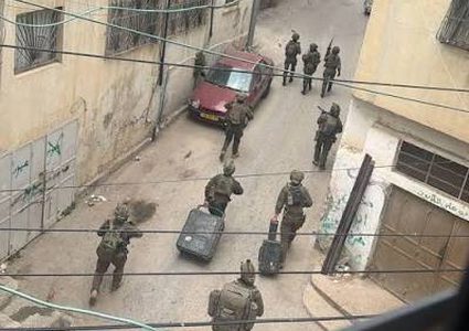 الاحتلال يقتحم مخيم قلنديا شمال القدس وينشر قناصة على أسطح المنازل