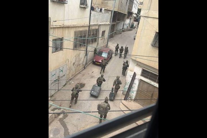 الاحتلال يقتحم مخيم قلنديا شمال القدس وينشر قناصة على أسطح المنازل