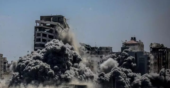 غارات غرب الخط الأصفر ونسف منازل شرق قطاع غزة