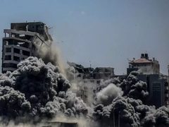 غارات غرب الخط الأصفر ونسف منازل شرق قطاع غزة