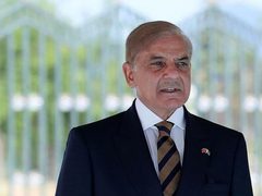 رئيس الوزراء الباكستاني: يأمل باتفاق طويل مع طهران بعد تعليق عملية هرمز