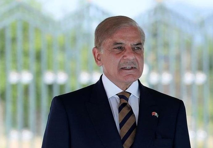 رئيس الوزراء الباكستاني: يأمل باتفاق طويل مع طهران بعد تعليق عملية هرمز