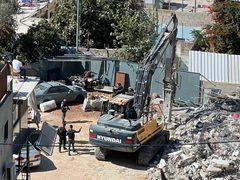 الاحتلال يجبر مقدسيا على إفراغ محتويات منزله تمهيدا لهدمه ذاتيا