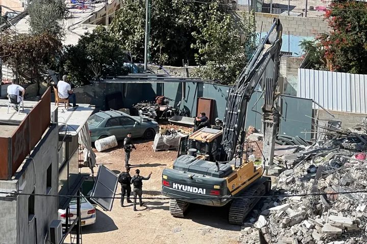 الاحتلال يجبر مقدسيا على إفراغ محتويات منزله تمهيدا لهدمه ذاتيا