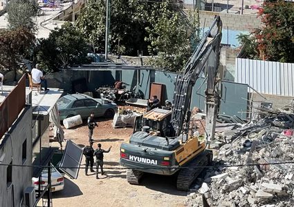 الاحتلال يجبر مقدسيا على إفراغ محتويات منزله تمهيدا لهدمه ذاتيا