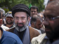 بيزشكيان يلتقي المرشد الأعلى الإيراني مجتبى خامنئي