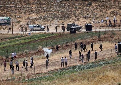 إصابة طلبة بالاختناق جراء إطلاق الاحتلال الغاز على مدرسة المغير شرق رام الله