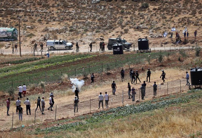 إصابة طلبة بالاختناق جراء إطلاق الاحتلال الغاز على مدرسة المغير شرق رام الله