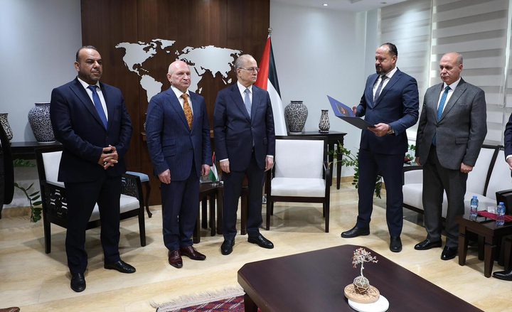 الرئيس يمنح الشاعر الروسي فاديم تيريوخين وسام الثقافة والعلوم والفنون