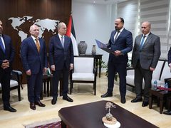 الرئيس يمنح الشاعر الروسي فاديم تيريوخين وسام الثقافة والعلوم والفنون