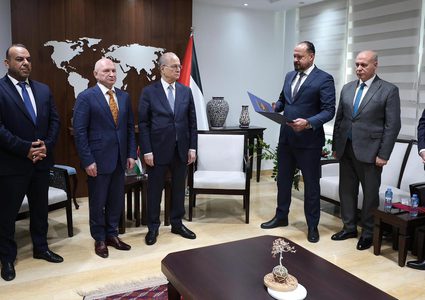 الرئيس يمنح الشاعر الروسي فاديم تيريوخين وسام الثقافة والعلوم والفنون