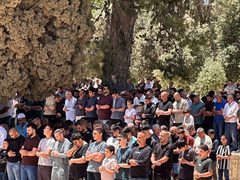 عشرات آلاف الفلسطينيين يؤدون صلاة الجمعة في المسجد الأقصى المبارك
