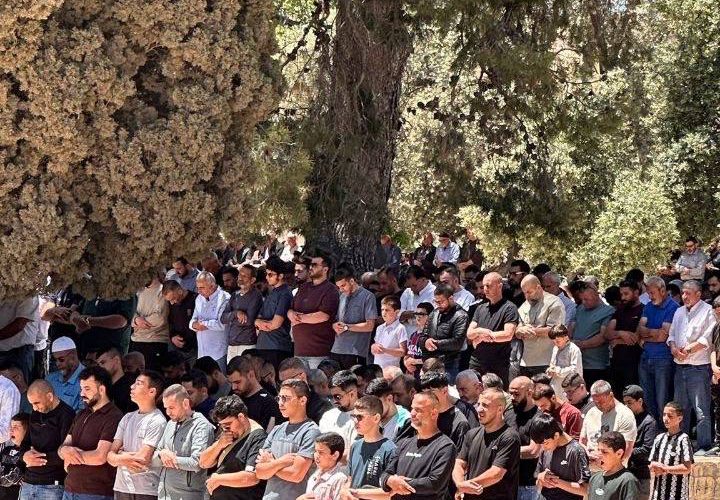 عشرات آلاف الفلسطينيين يؤدون صلاة الجمعة في المسجد الأقصى المبارك