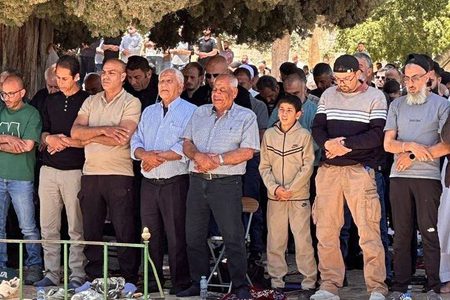 عشرات آلاف الفلسطينيين يؤدون صلاة الجمعة في المسجد الأقصى المبارك