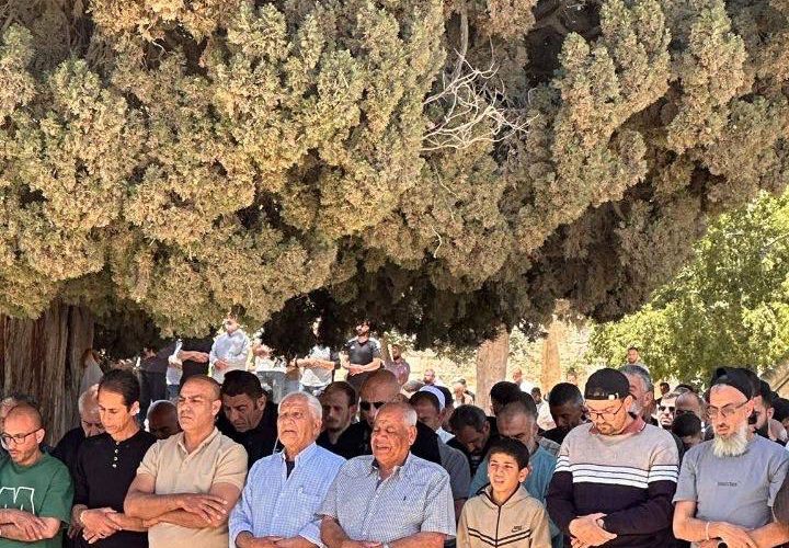عشرات آلاف الفلسطينيين يؤدون صلاة الجمعة في المسجد الأقصى المبارك