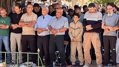 عشرات آلاف الفلسطينيين يؤدون صلاة الجمعة في المسجد الأقصى المبارك