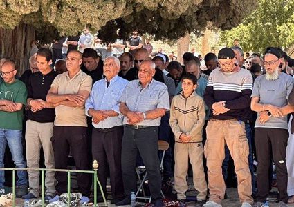 عشرات آلاف الفلسطينيين يؤدون صلاة الجمعة في المسجد الأقصى المبارك