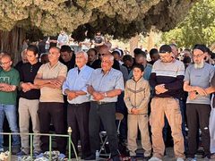 عشرات آلاف الفلسطينيين يؤدون صلاة الجمعة في المسجد الأقصى المبارك