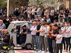 عشرات آلاف الفلسطينيين يؤدون صلاة الجمعة في المسجد الأقصى المبارك