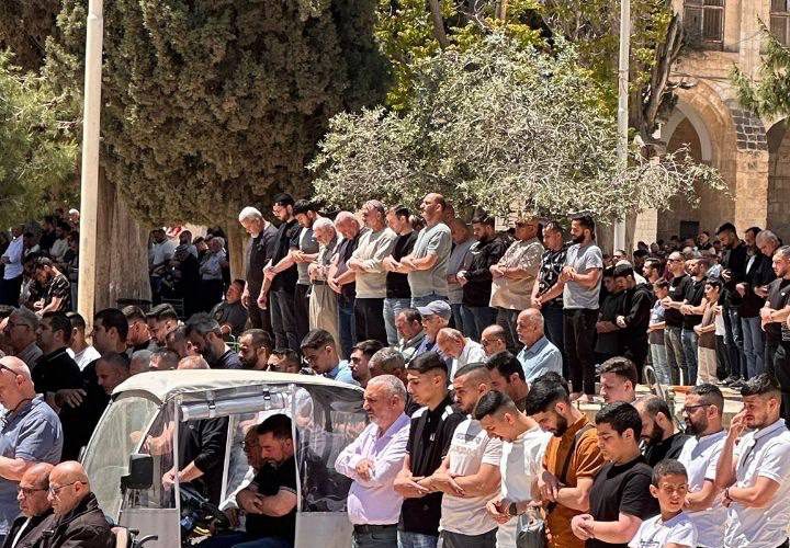 عشرات آلاف الفلسطينيين يؤدون صلاة الجمعة في المسجد الأقصى المبارك