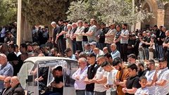 عشرات آلاف الفلسطينيين يؤدون صلاة الجمعة في المسجد الأقصى المبارك