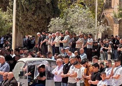عشرات آلاف الفلسطينيين يؤدون صلاة الجمعة في المسجد الأقصى المبارك