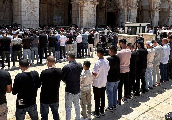 عشرات آلاف الفلسطينيين يؤدون صلاة الجمعة في المسجد الأقصى المبارك