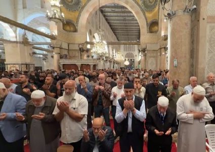 #صور | من أداء صلاة المغرب داخل المصلى القبلي في المسجد الأقصى المبارك.