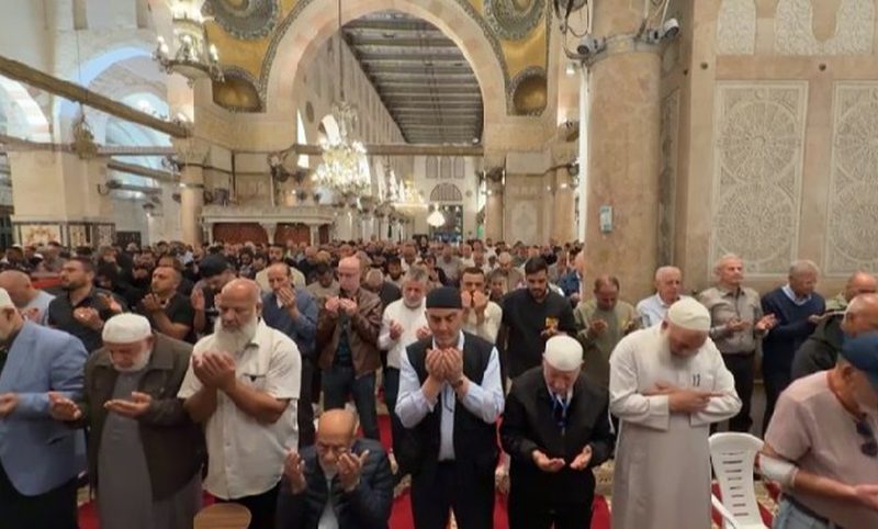 #صور | من أداء صلاة المغرب داخل المصلى القبلي في المسجد الأقصى المبارك.