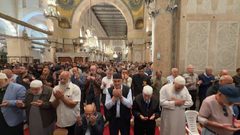 #صور | من أداء صلاة المغرب داخل المصلى القبلي في المسجد الأقصى المبارك.