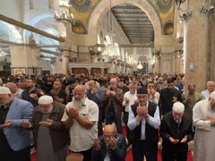 #صور | من أداء صلاة المغرب داخل المصلى القبلي في المسجد الأقصى المبارك.