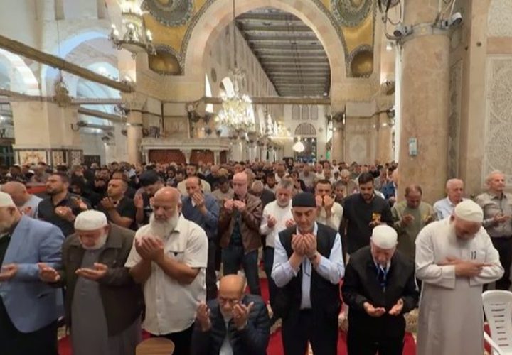 #صور | من أداء صلاة المغرب داخل المصلى القبلي في المسجد الأقصى المبارك.
