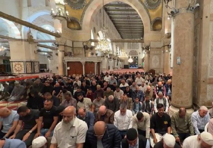 #صور | من أداء صلاة المغرب داخل المصلى القبلي في المسجد الأقصى المبارك.