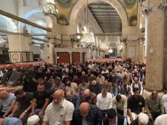 #صور | من أداء صلاة المغرب داخل المصلى القبلي في المسجد الأقصى المبارك.