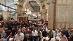 #صور | من أداء صلاة المغرب داخل المصلى القبلي في المسجد الأقصى المبارك.