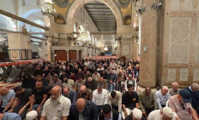 #صور | من أداء صلاة المغرب داخل المصلى القبلي في المسجد الأقصى المبارك.