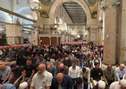 #صور | من أداء صلاة المغرب داخل المصلى القبلي في المسجد الأقصى المبارك.