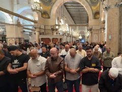 #صور | من أداء صلاة المغرب داخل المصلى القبلي في المسجد الأقصى المبارك.