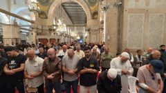 #صور | من أداء صلاة المغرب داخل المصلى القبلي في المسجد الأقصى المبارك.