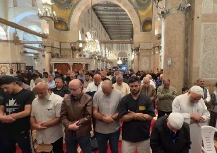 #صور | من أداء صلاة المغرب داخل المصلى القبلي في المسجد الأقصى المبارك.